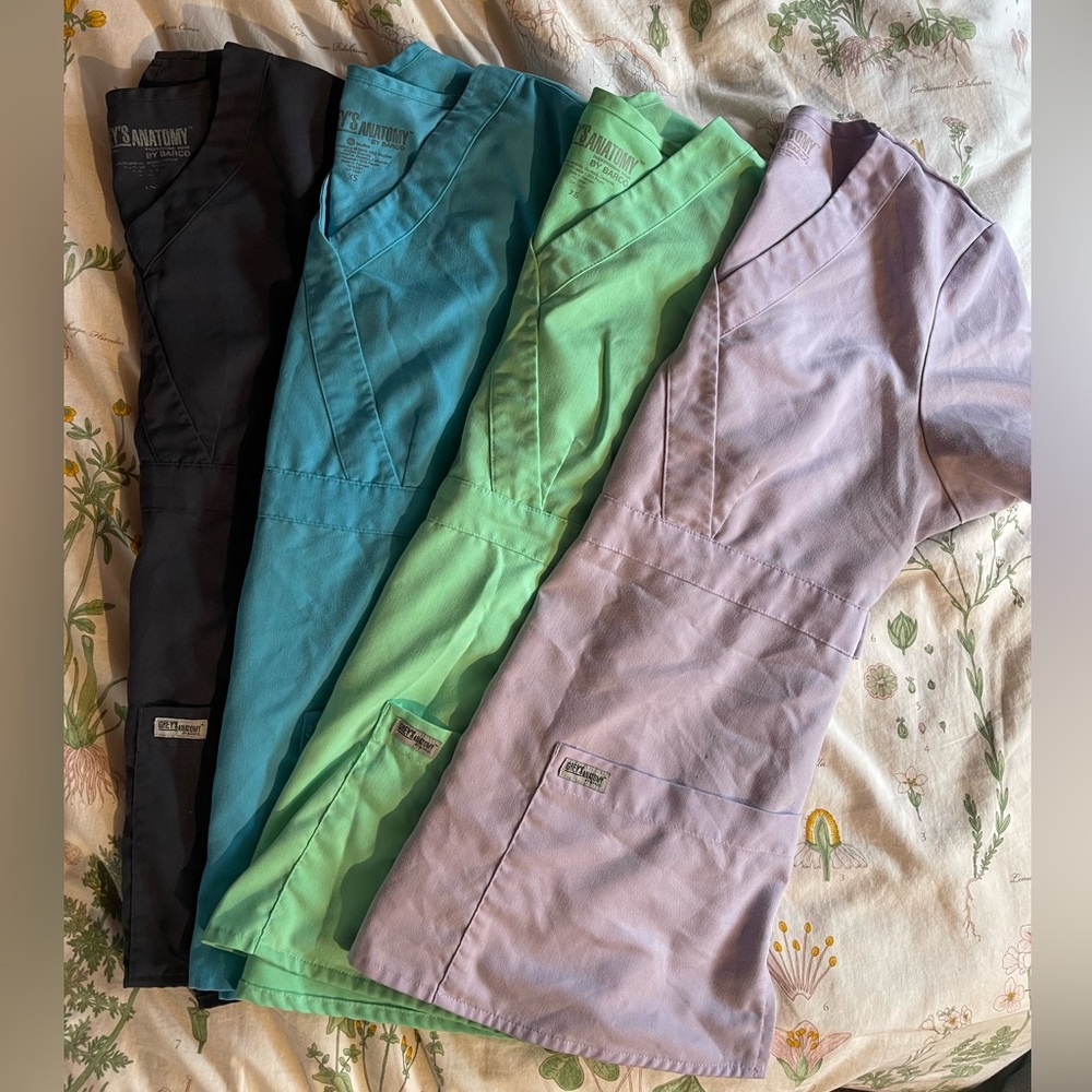 Grey’s Anatomy Classic Riley 3 Pocket V-Neck Scrub Top Bundle